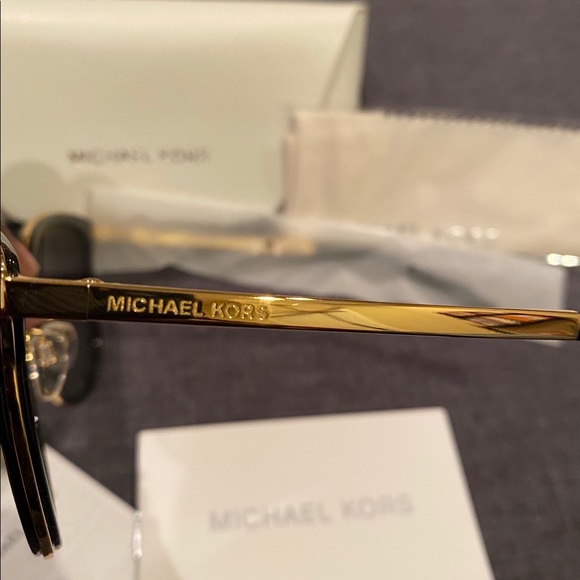 Unnecessary pair of women’s sunglasses - Picture 6 of 8